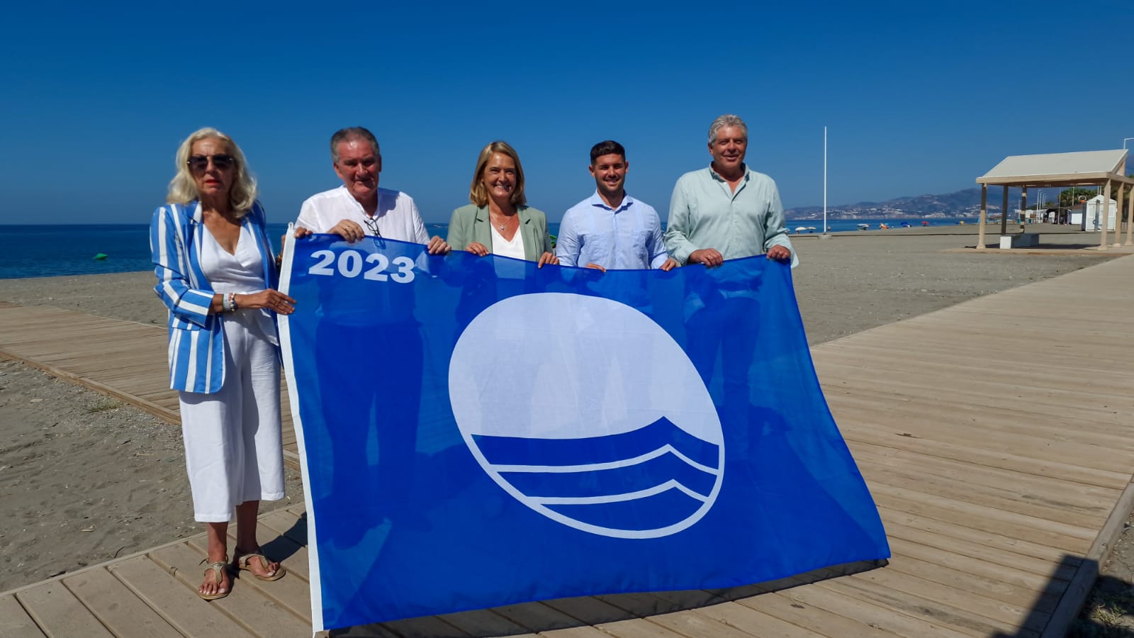 Ya ondea la bandera azul en playa Granada con ampliacin del servicio de bao asistido con funcionamiento diario